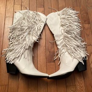 Women’s white boots only worn 1 time